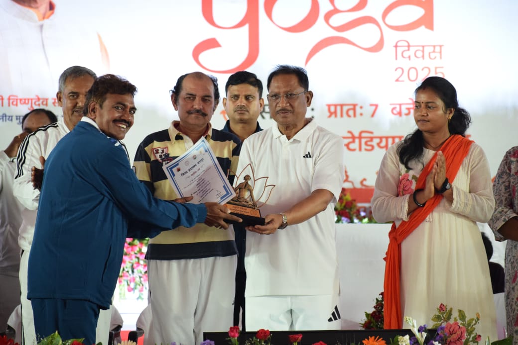 मुख्यमंत्री श्री विष्णु देव ने हजारों लोगों के साथ जिला मुख्यालय जशपुर में किया योगाभ्यास